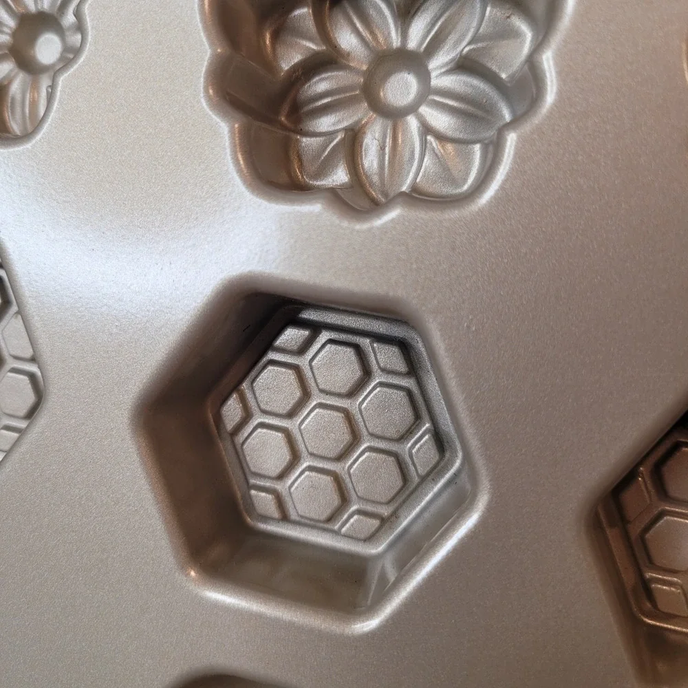 Nordic Ware Williams Sonoma Nonstick Cast Aluminum Hive Bee Bitelets Pan NEW